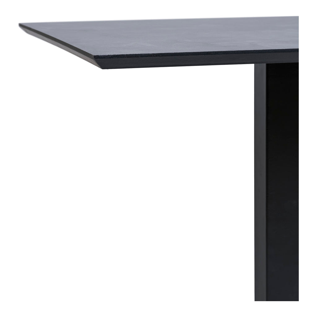 Gros plan chant plateau mélaminé effet pierre sombre table café Fano noir mat