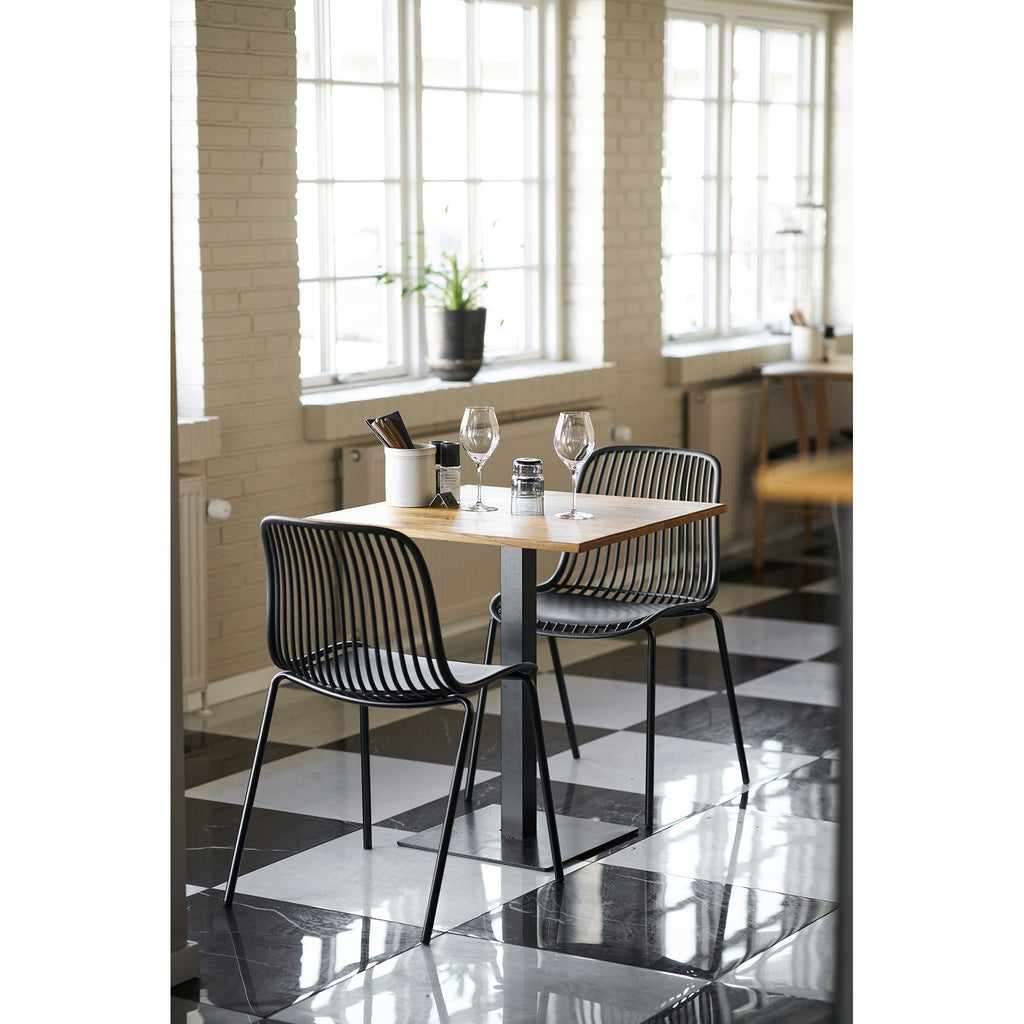 Table café Lignano chêne naturel avec chaises design noires ambiance restaurant contemporain