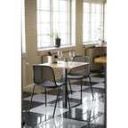 Table café Lignano chêne naturel avec chaises design noires ambiance restaurant contemporain