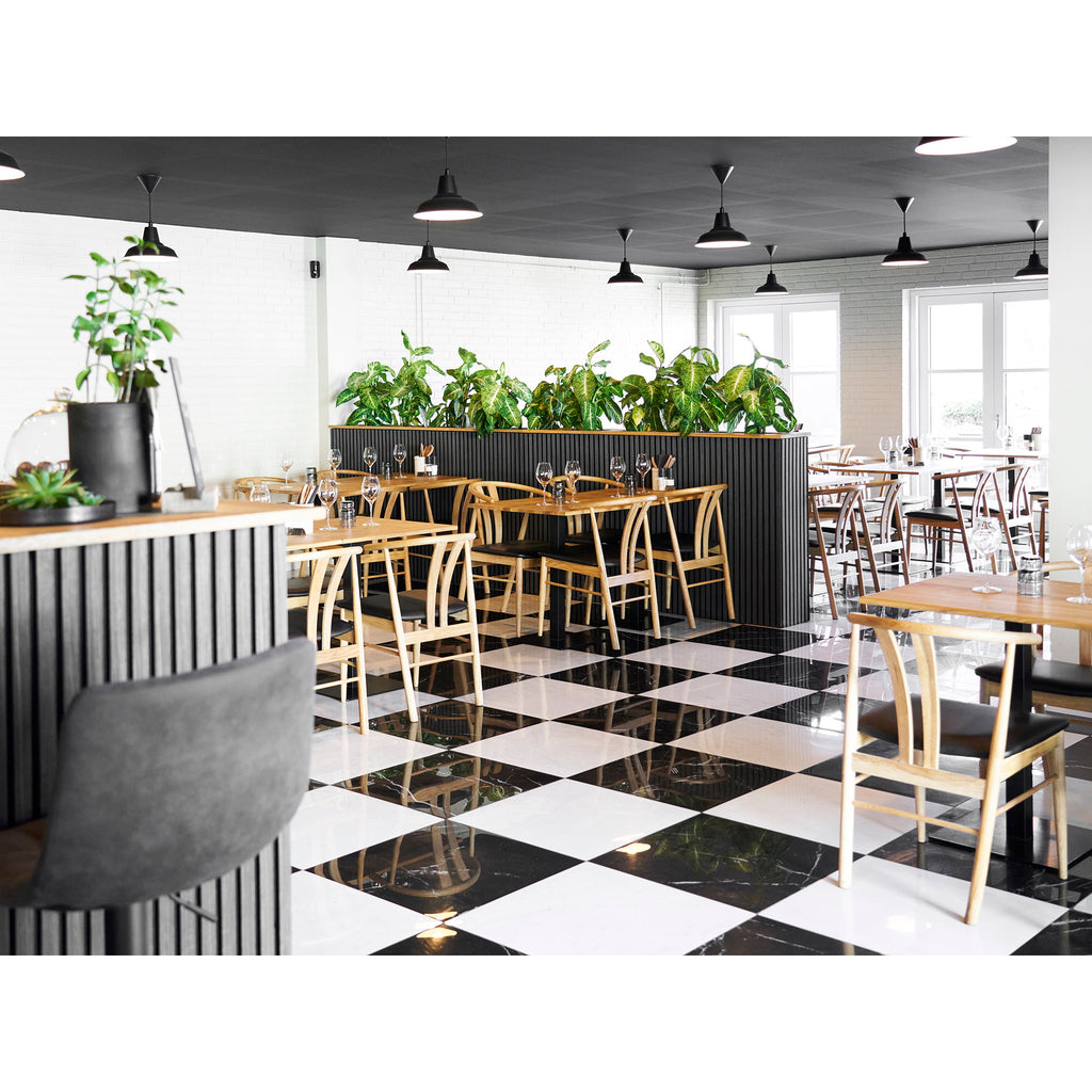 Salle de restaurant avec plusieurs tables Lignano chêne naturel pied noir ambiance scandinave