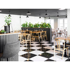 Salle de restaurant avec plusieurs tables Lignano chêne naturel pied noir ambiance scandinave