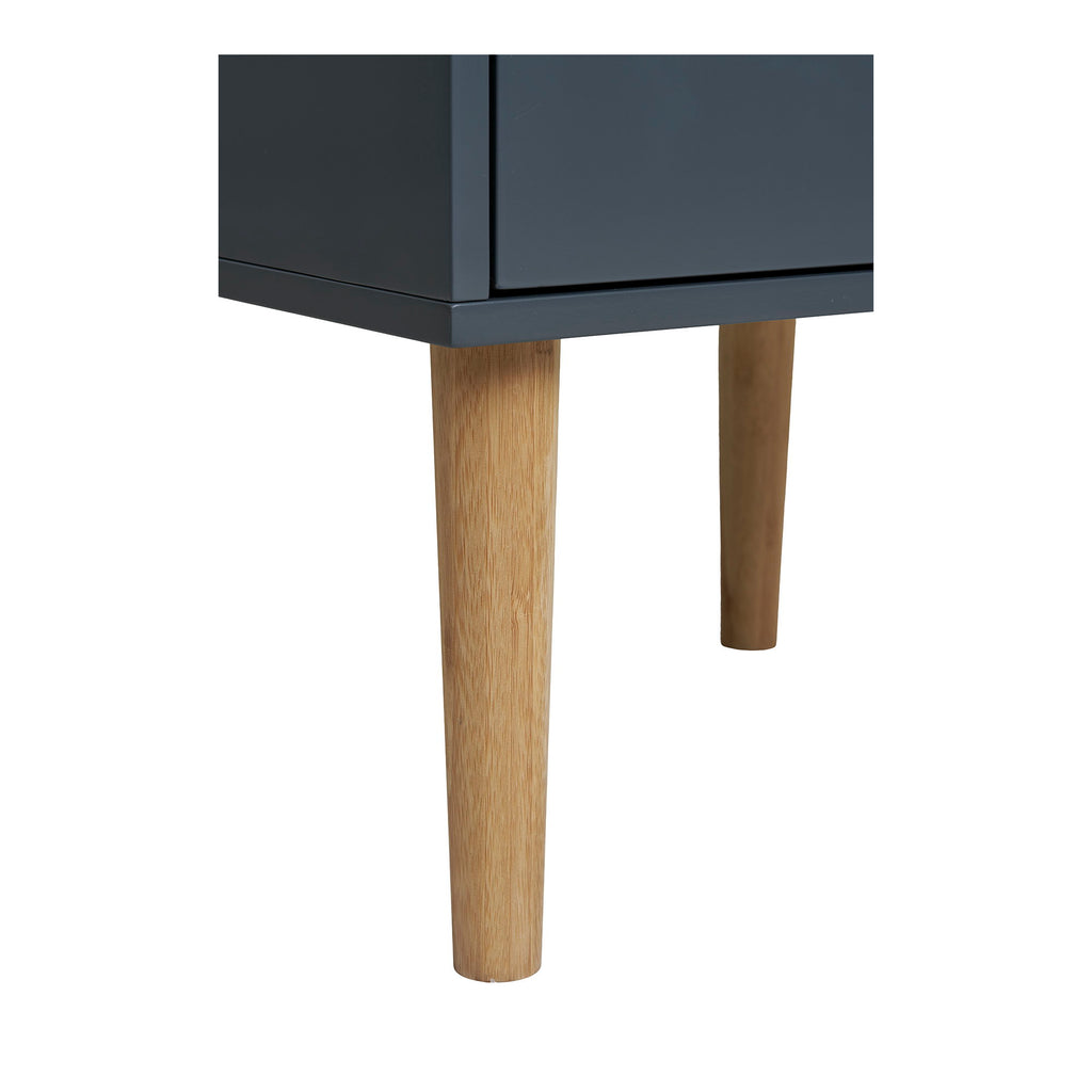 Détail pieds fuselés pin massif naturel table de chevet Bisley gris foncé