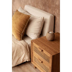 Table de chevet Harmony en teck et rotin en situation