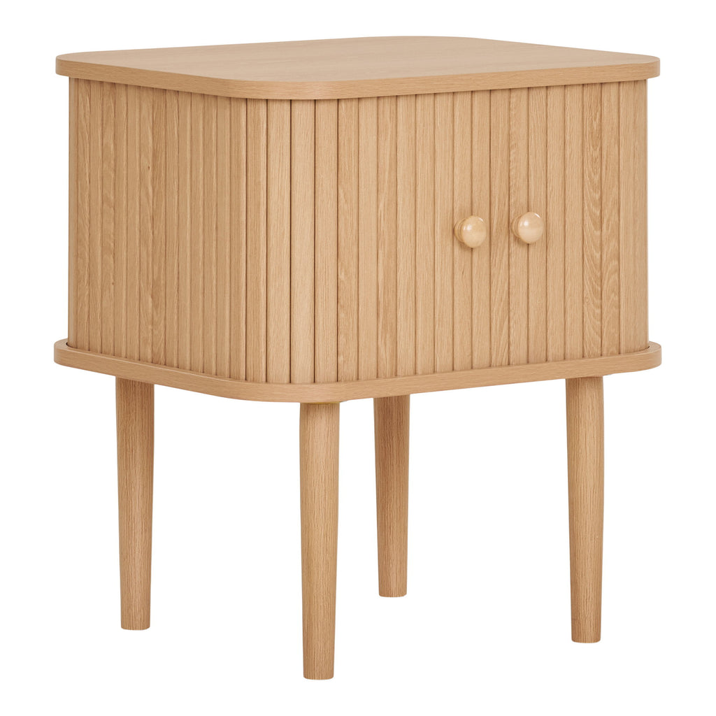 Table de chevet Nikko cannelures bois pin naturel vue trois quarts portes fermées