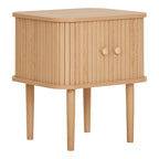 Table de chevet Nikko cannelures bois pin naturel vue trois quarts portes fermées