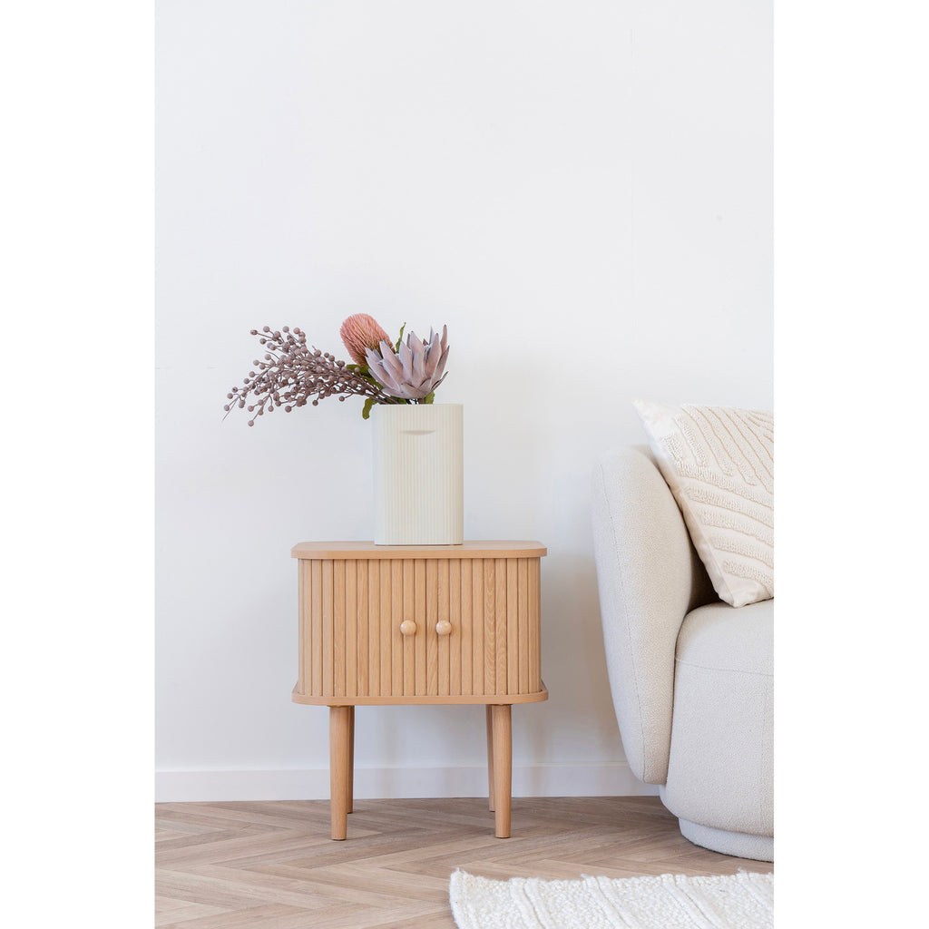 Table de chevet Nikko bois naturel mise en scène salon canapé beige style Scandinave