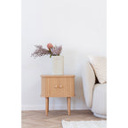 Table de chevet Nikko bois naturel mise en scène salon canapé beige style Scandinave