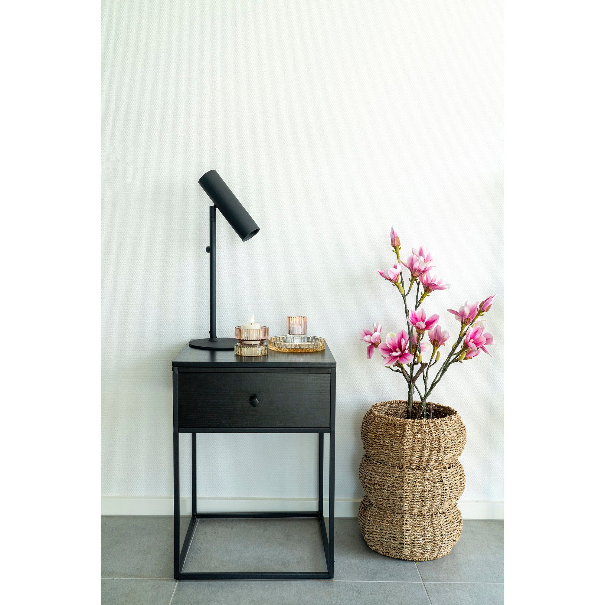 Table de chevet Vita noire en ambiance salon avec lampe et décoration florale
