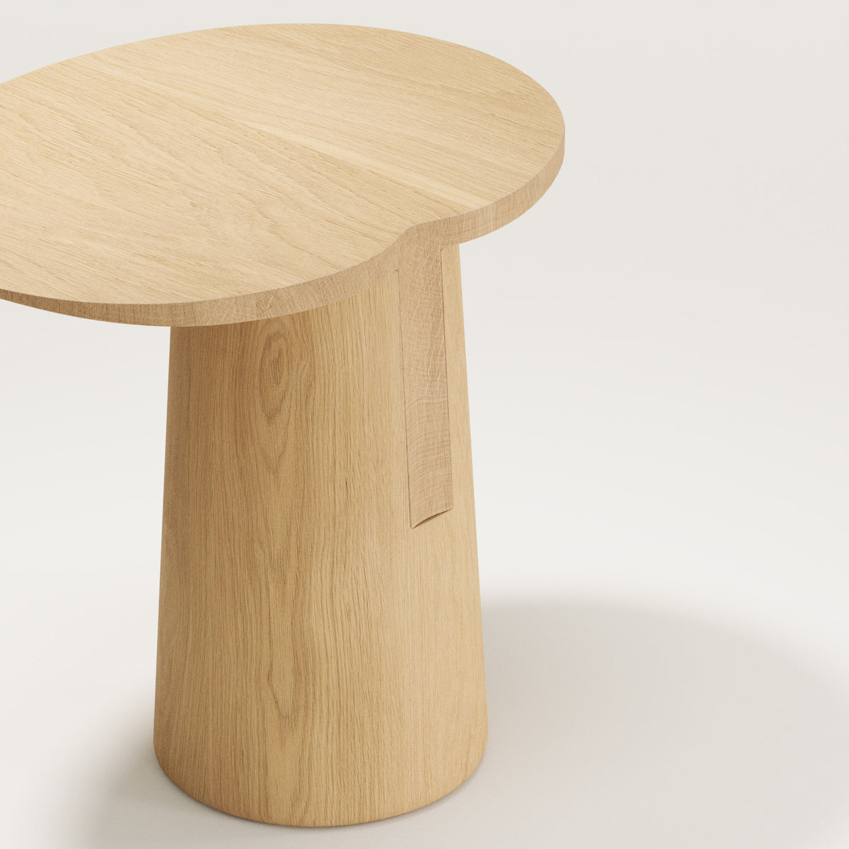 Gros plan du plateau en chêne naturel de la table d'appoint Anchor