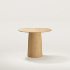 Table d'appoint Anchor en chêne vue de face plateau posé sur son socle conique