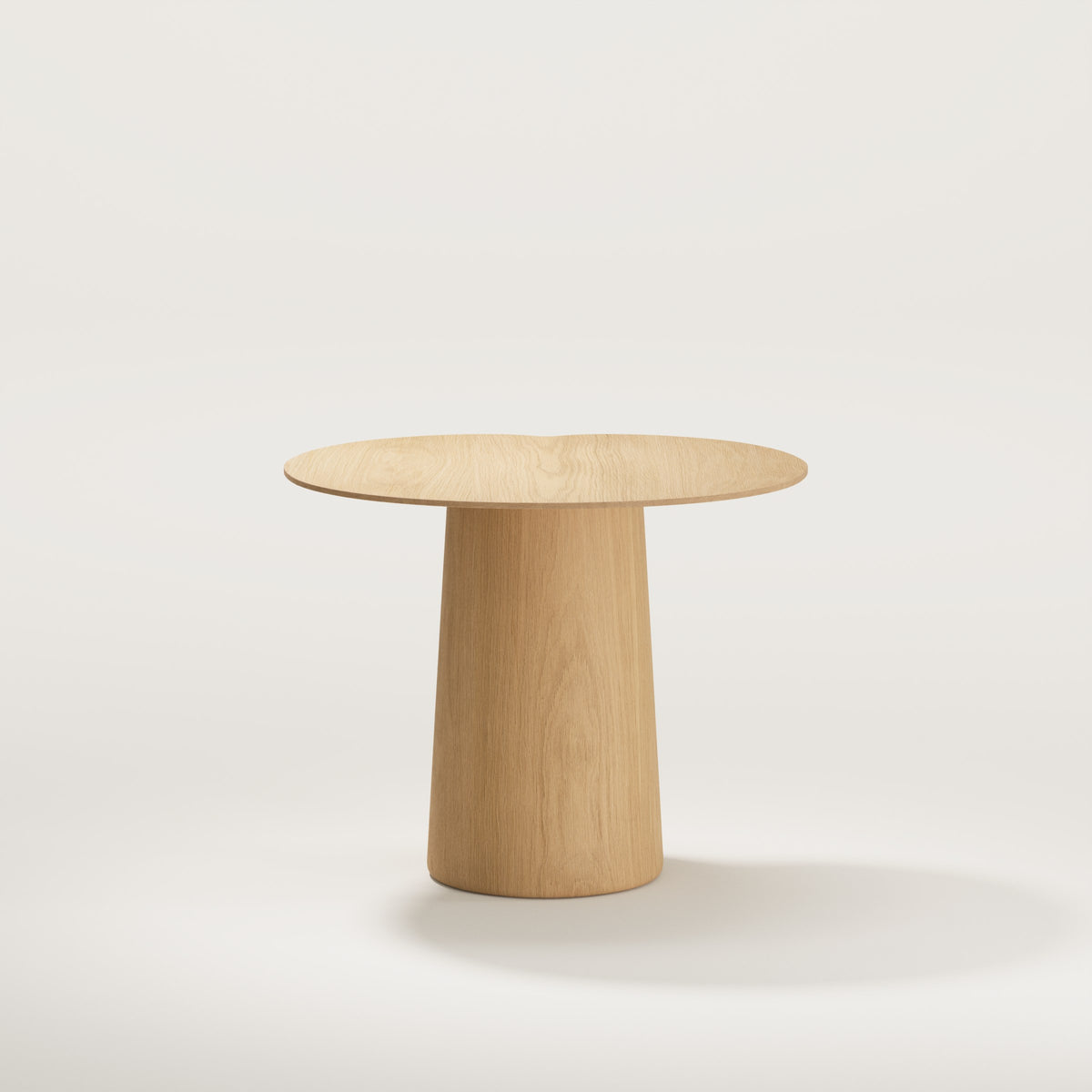 Table d'appoint Anchor en chêne vue de face plateau posé sur son socle conique