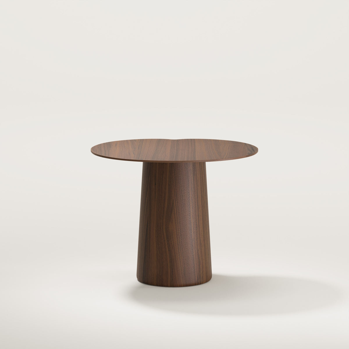 Table d'appoint Anchor en noyer foncé vue de face sur son socle conique