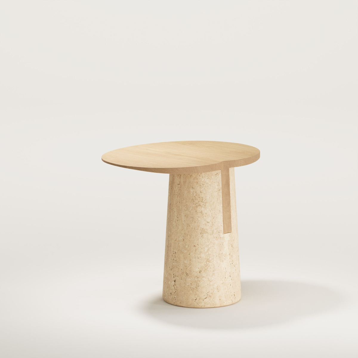 Tenon de bois descendant du plateau en chêne naturel le long du socle en travertin