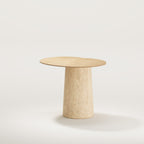Table d'appoint Anchor en chêne naturel vue de trois quarts sur son socle en travertin