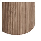 Détail du fût cannelé effet bois de la table d'appoint Athens et de sa base festonnée