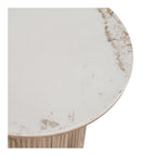 Détail du plateau en céramique blanche veinée de beige de la table d'appoint Athens