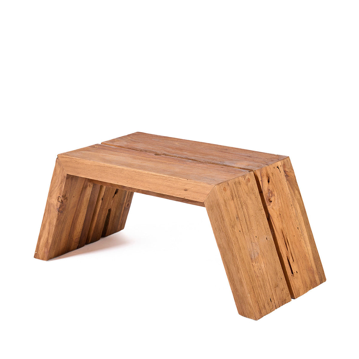Table d'appoint basse Ashley Cocoon en teck naturel vue de trois quarts avec son plateau de deux planches et ses pieds inclinés