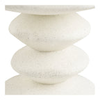 Gros plan des galets empilés de la table d'appoint Blackburn en fiberclay blanc effet pierre