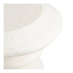 Gros plan du plateau arrondi de la table d'appoint Blackburn et de sa texture granuleuse mouchetée