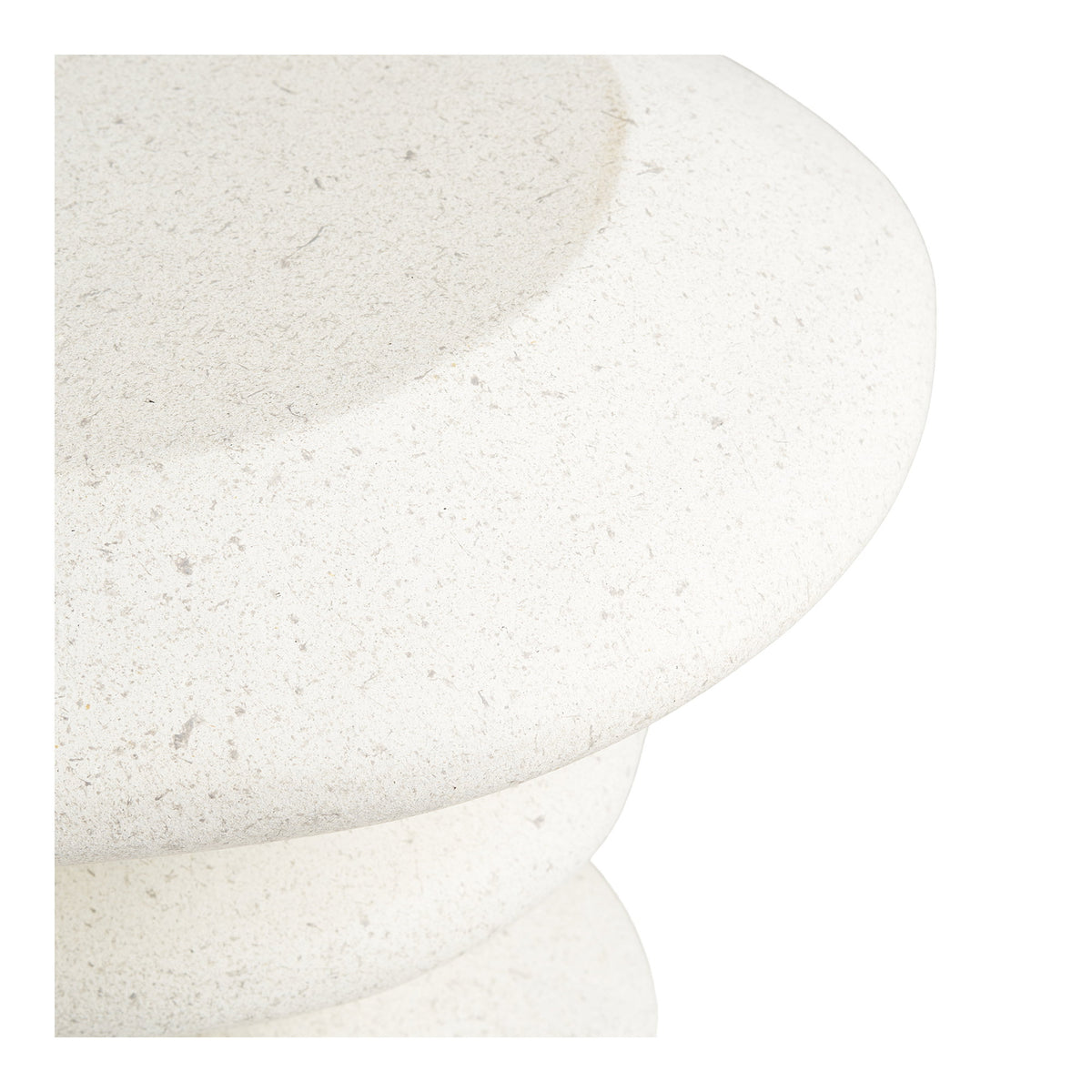 Gros plan du plateau arrondi de la table d'appoint Blackburn et de sa texture granuleuse mouchetée