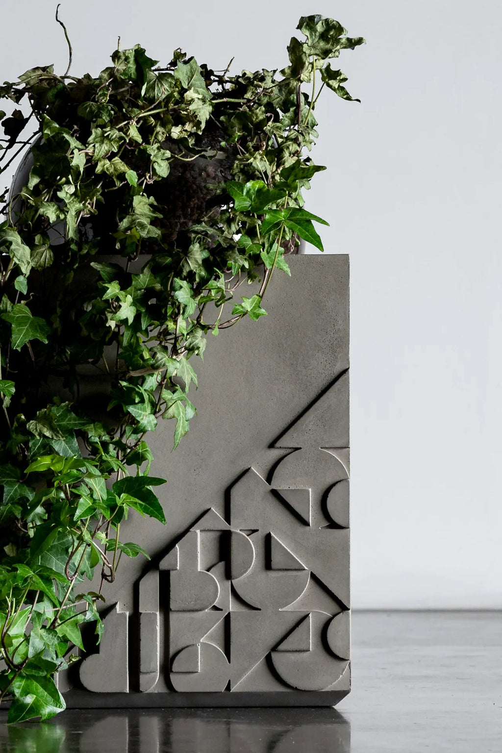Table d'appoint en béton Curb gris naturel en situation