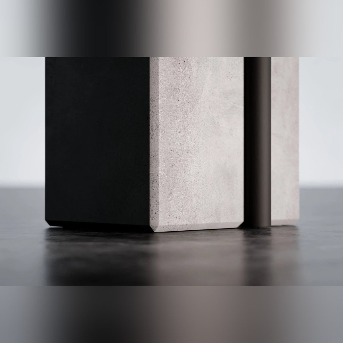 Gros plan sur la base en béton gris de la table d'appoint Twist avec son flanc noir et sa tige