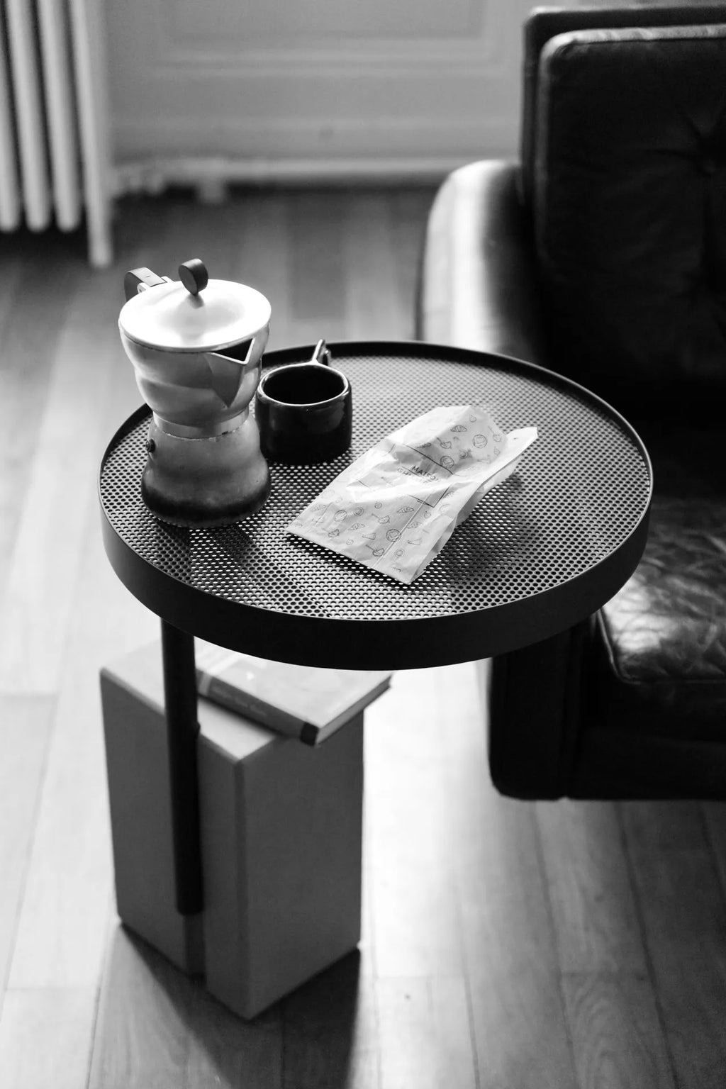 Table d'appoint en béton Twist noir en situation