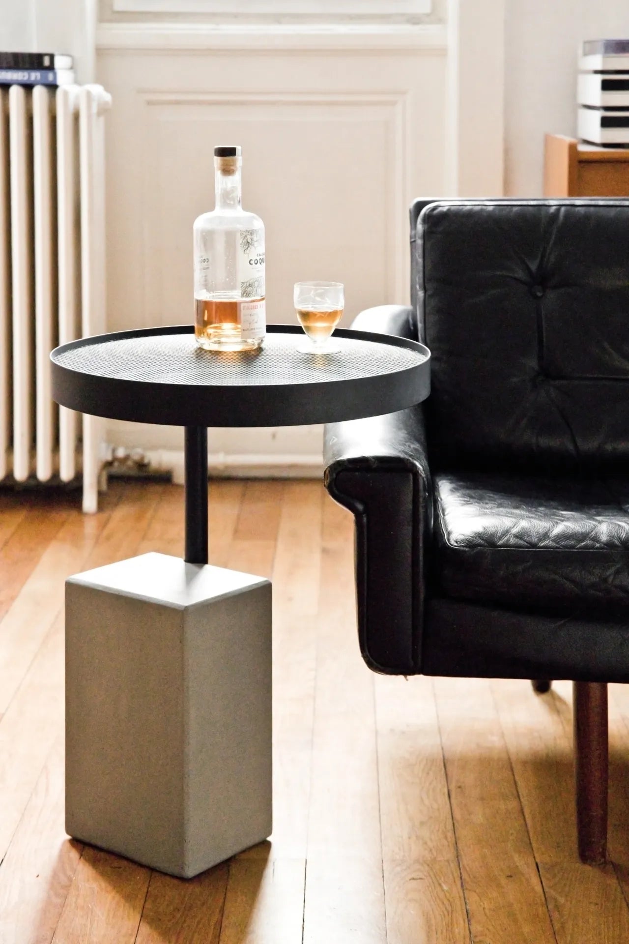 Table d'appoint en béton Twist noir en situation