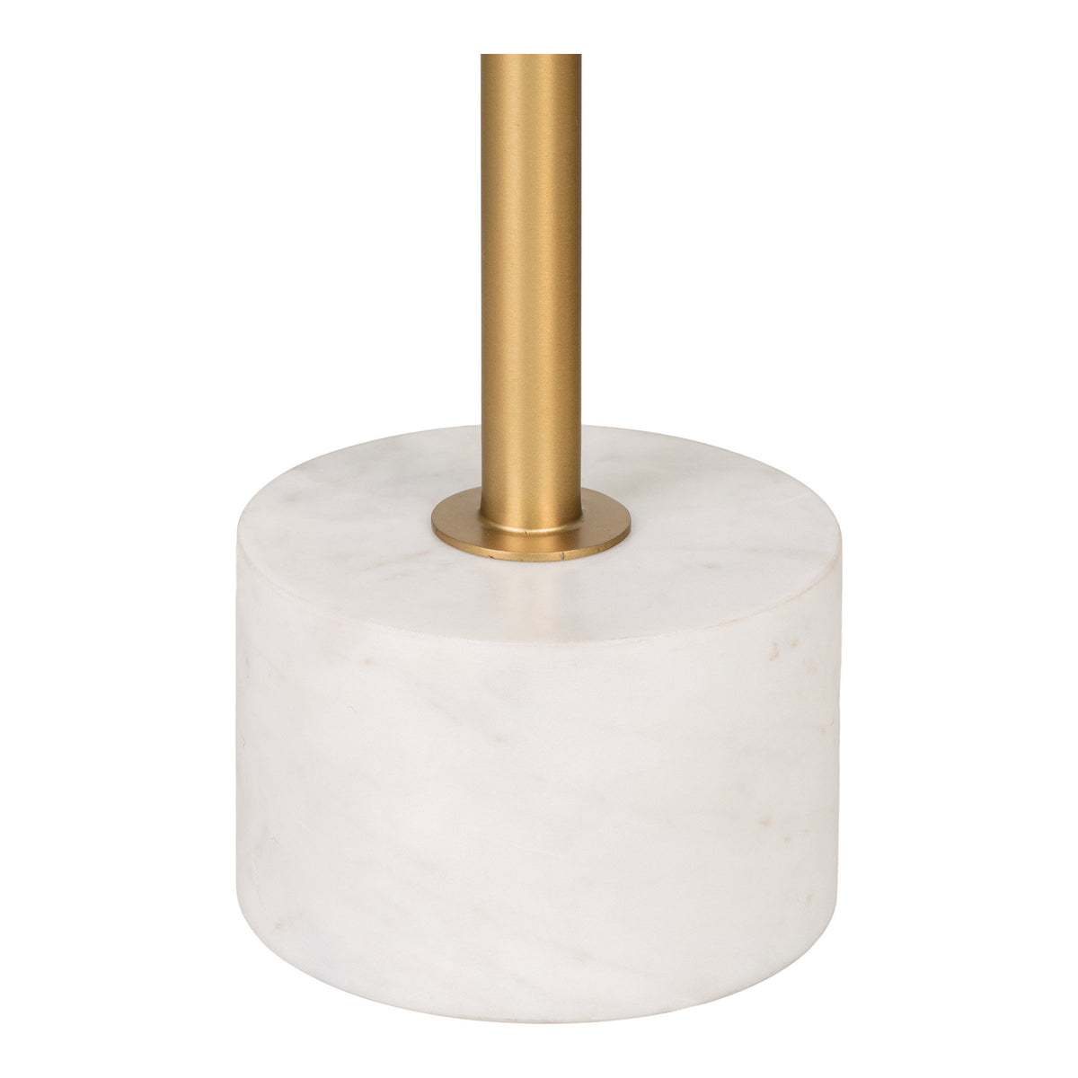 Socle en marbre blanc veiné de la table d'appoint Lecco et bague couleur laiton au pied du fût