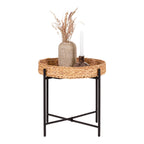 Table d'appoint Naro vue de face avec un vase de graminées et un bougeoir sur le plateau