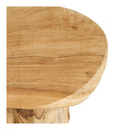 Détail du plateau en teck naturel de la table Palena avec son veinage et son bord arrondi