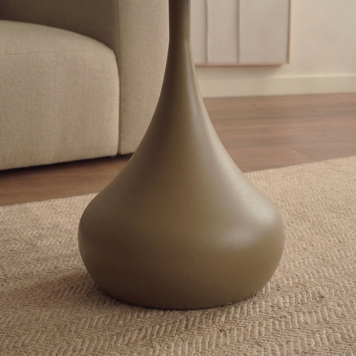 Pied kaki mat en forme de goutte de la table d'appoint Pienza, en gros plan sur un tapis à chevrons