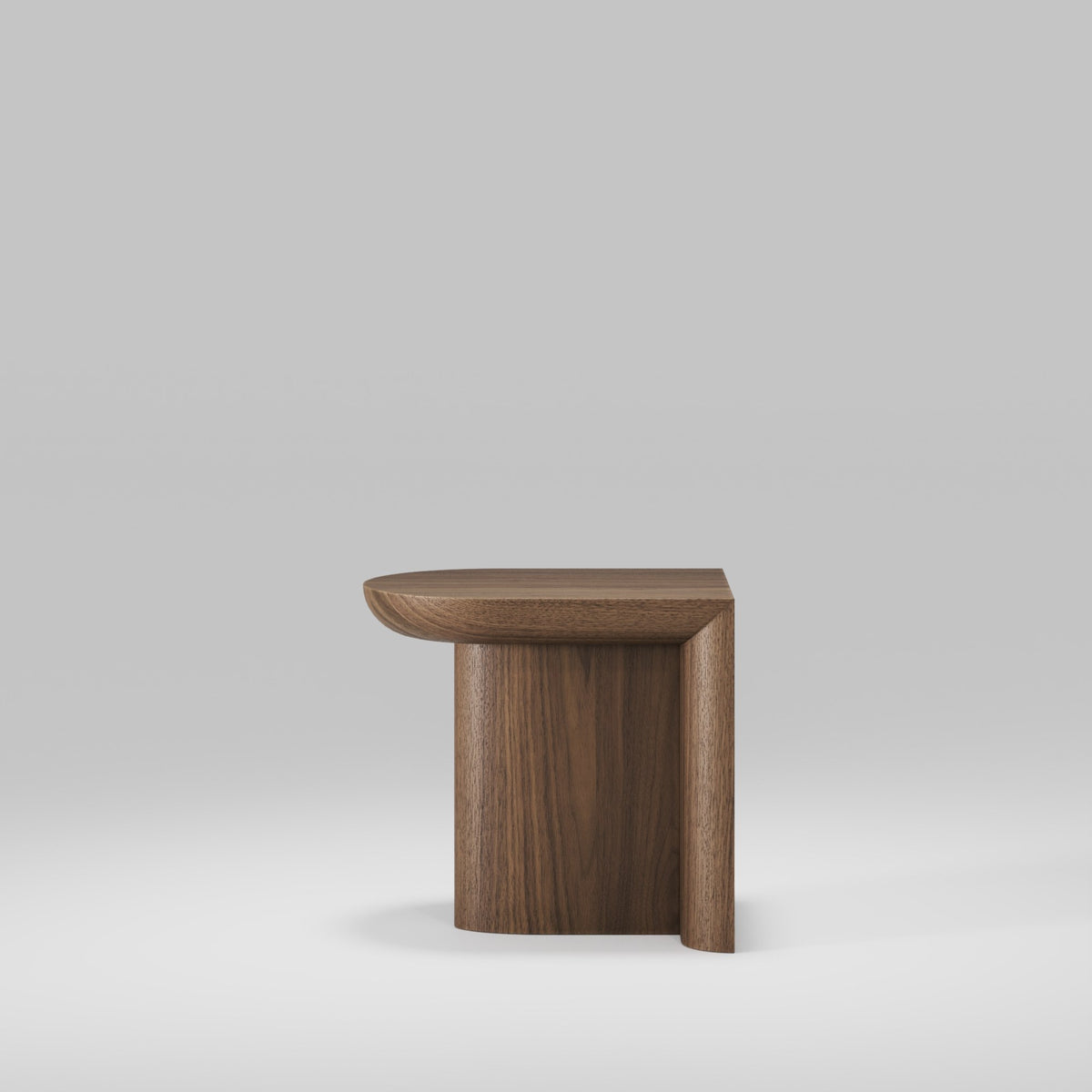 Table d'appoint Re-Form de 37,5 cm en noyer foncé vue de trois quarts