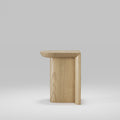 Table d'appoint Re-Form de 50 cm en chêne naturel vue de trois quarts