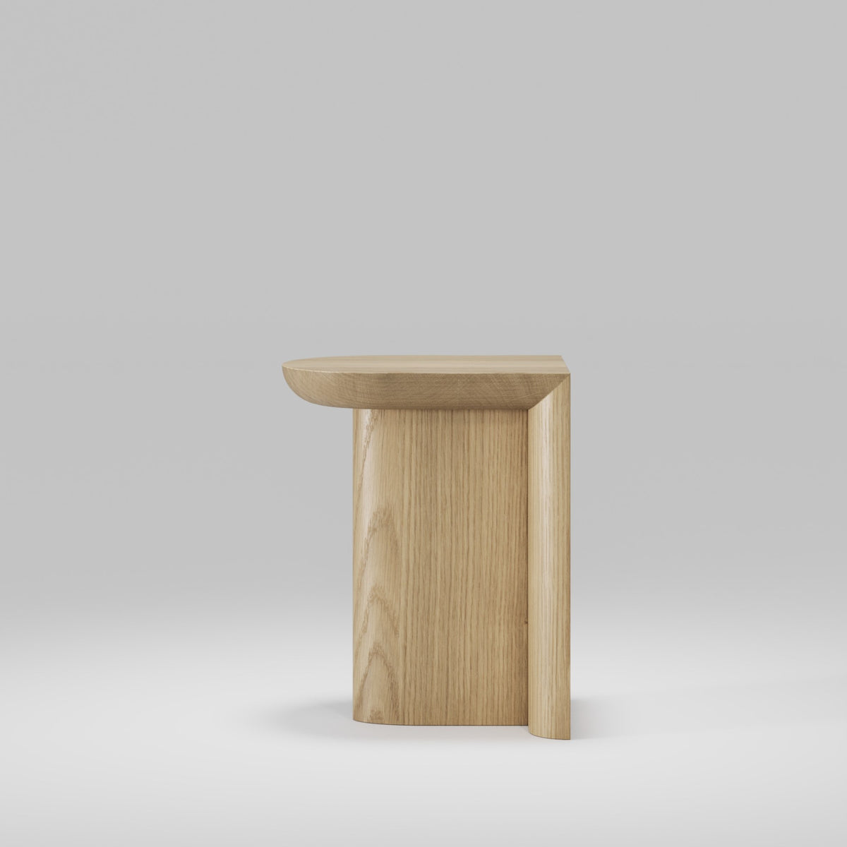 Table d'appoint Re-Form de 50 cm en chêne naturel vue de trois quarts