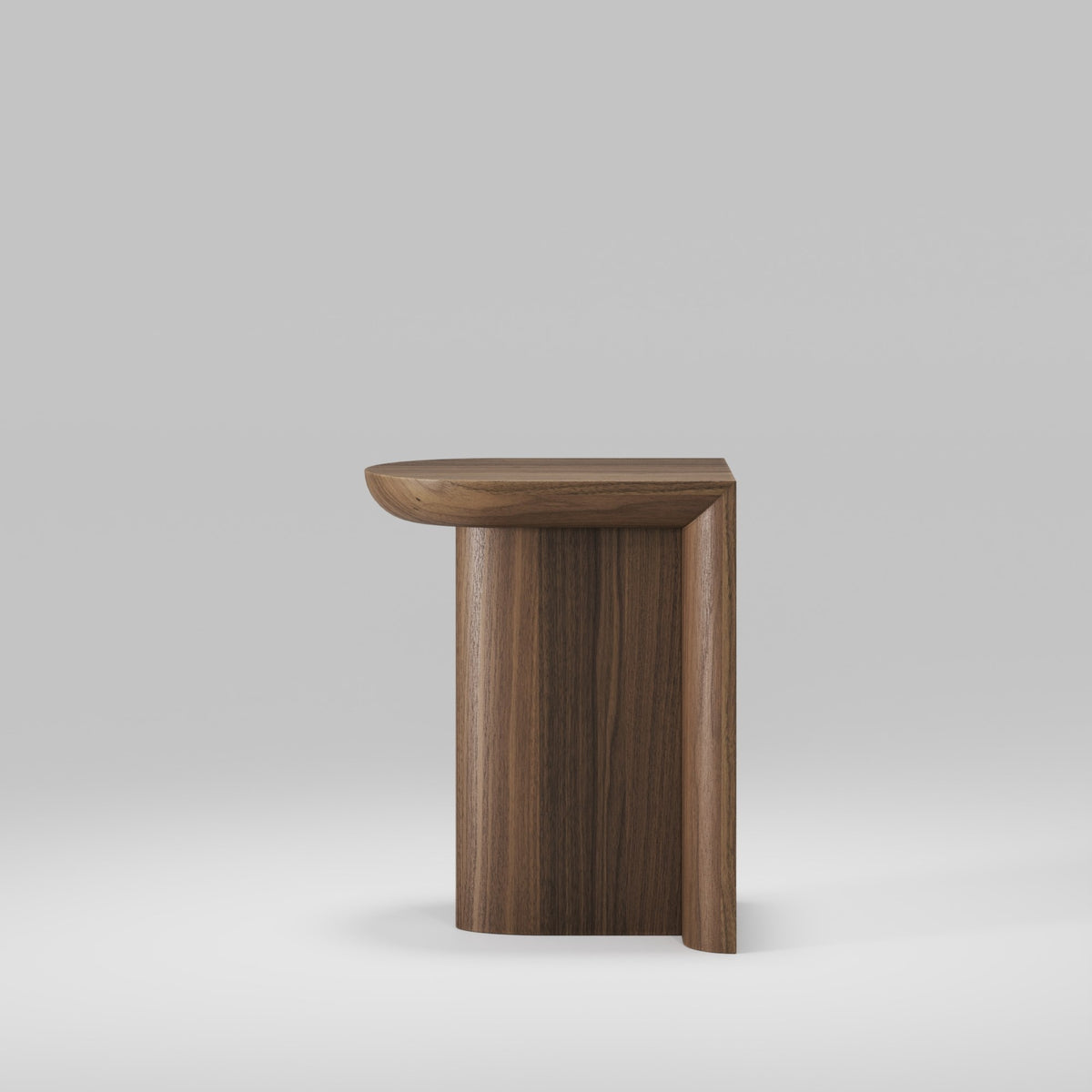Table d'appoint Re-Form de 50 cm en noyer foncé vue de trois quarts