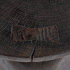 Gros plan du plateau de la table d'appoint Drumline cernes et fentes du bois et clé papillon incrustée