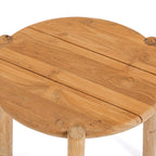 Plateau rond en trois lattes de teck de la table Gilimanuk avec ses nœuds et les têtes des pieds