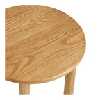 Détail du plateau rond en chêne massif de la table Jena et de son bord arrondi