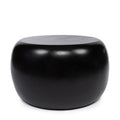 Table d'appoint ronde Matt en résine noire mate vue de face avec sa silhouette pleine et galbée sur fond blanc