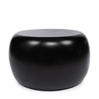 Table d'appoint ronde Matt en résine noire mate vue de face avec sa silhouette pleine et galbée sur fond blanc