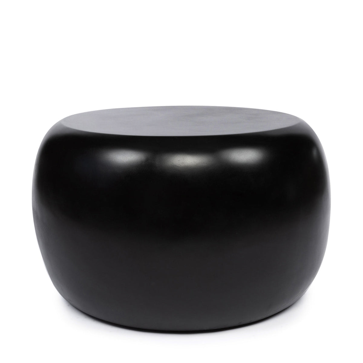 Table d'appoint ronde Matt en résine noire mate vue de face avec sa silhouette pleine et galbée sur fond blanc