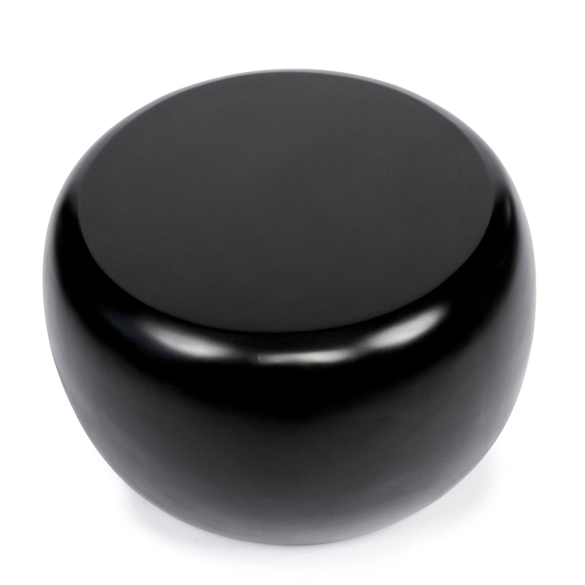 Table d'appoint Matt en résine noire vue de haut avec son plateau rond et ses bords arrondis