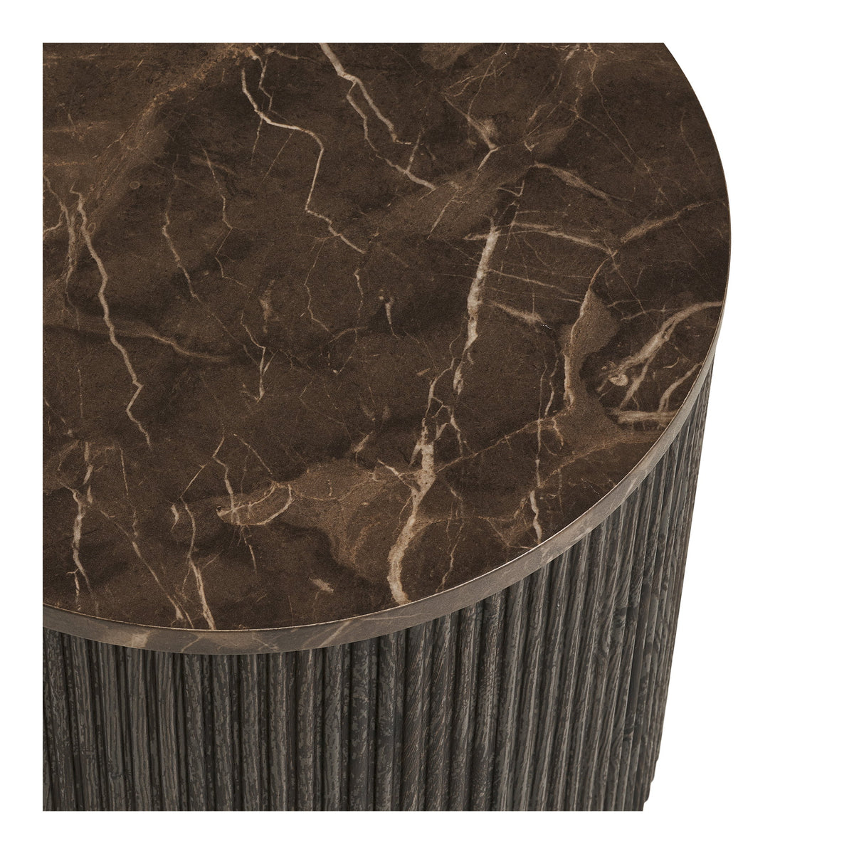 Détail du plateau effet marbre brun aux veines crème et des cannelures de la table d'appoint Rota