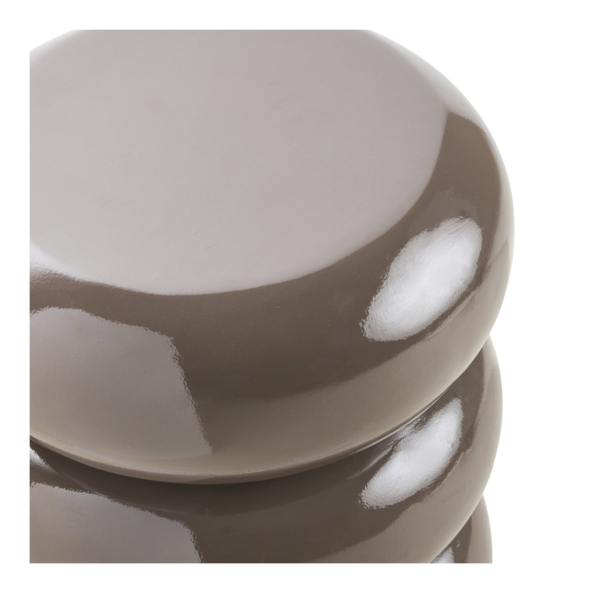 Détail du plateau rond et des volumes arrondis laqués de la table d'appoint Rosolina taupe