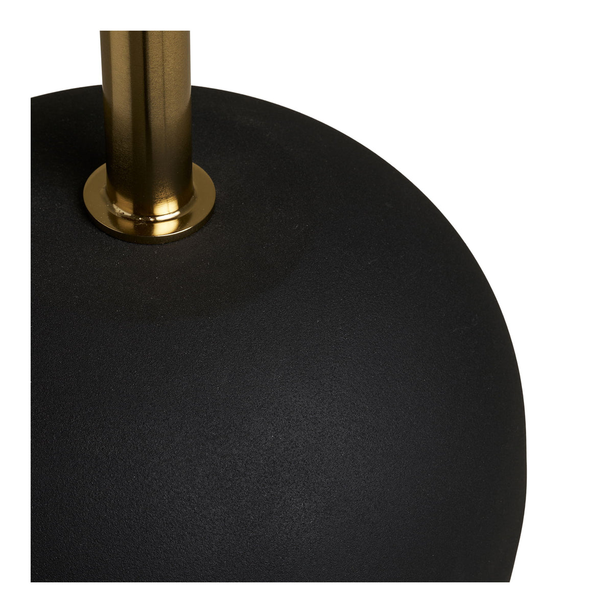Détail de la base sphérique en acier noir mat et de la tige effet laiton de la table Sirone