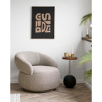 Table d'appoint Sirone portant une bougie et des photophores à côté d'un fauteuil en bouclé sous une toile graphique