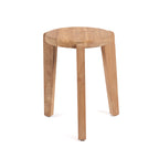 Table d'appoint Seseh en teck recyclé vue de trois quarts sur ses trois pieds