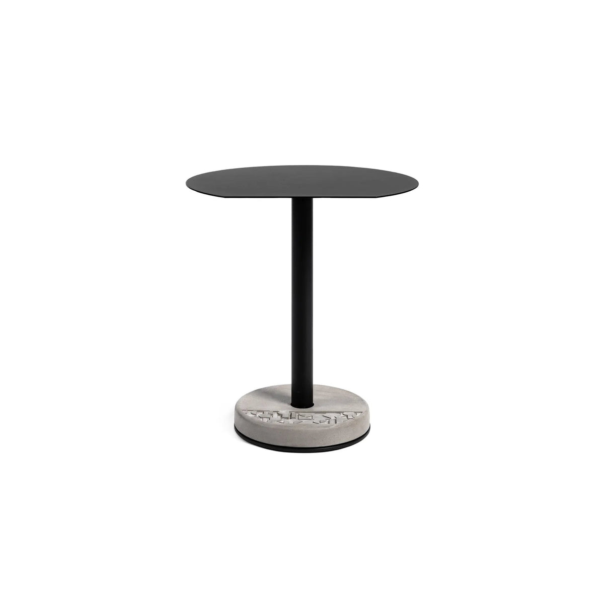 Table de bistro Donut à bord coupé vue de face avec plateau en aluminium noir et socle rond en béton