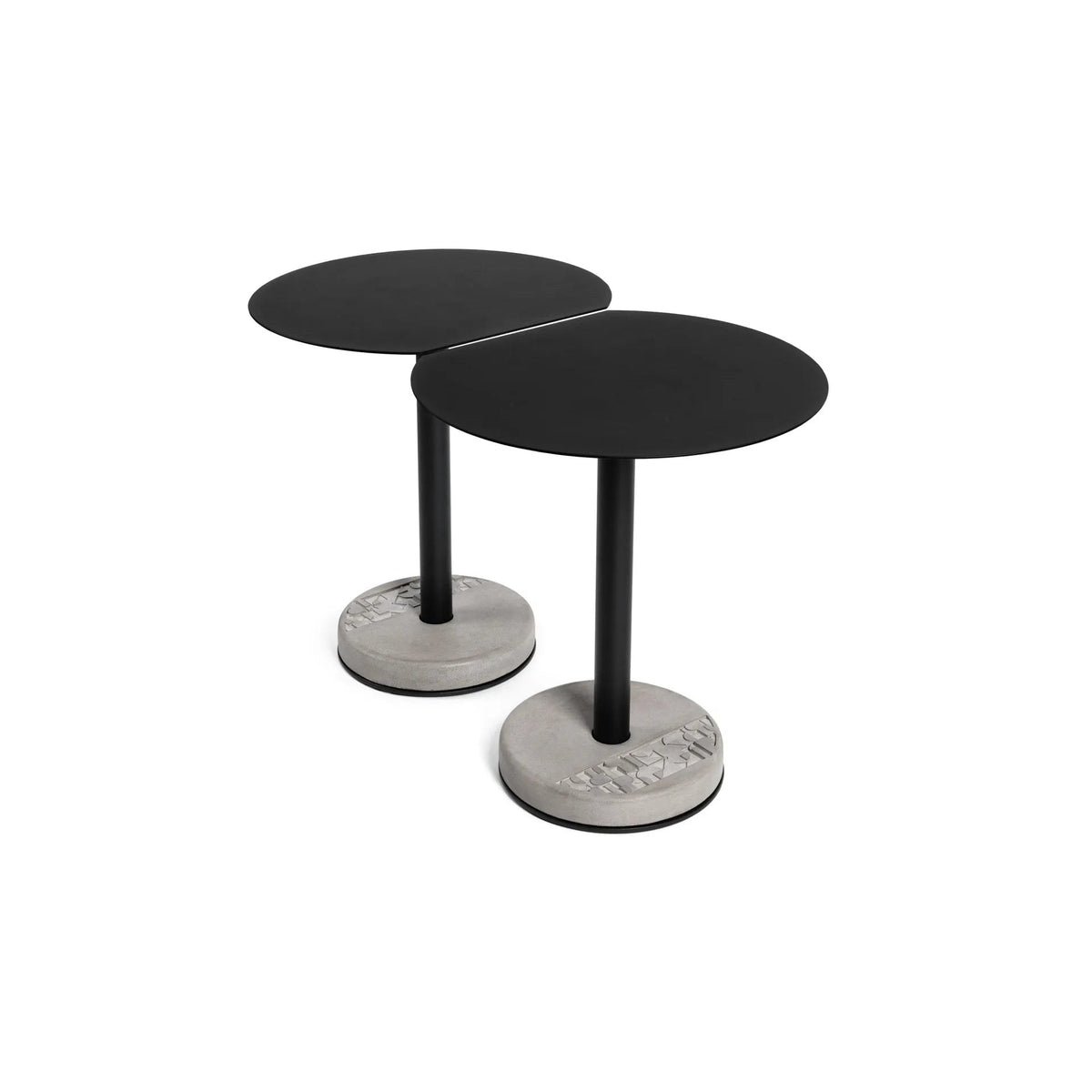 Paire de tables de bistro Donut à bord coupé dont les côtés droits se font face